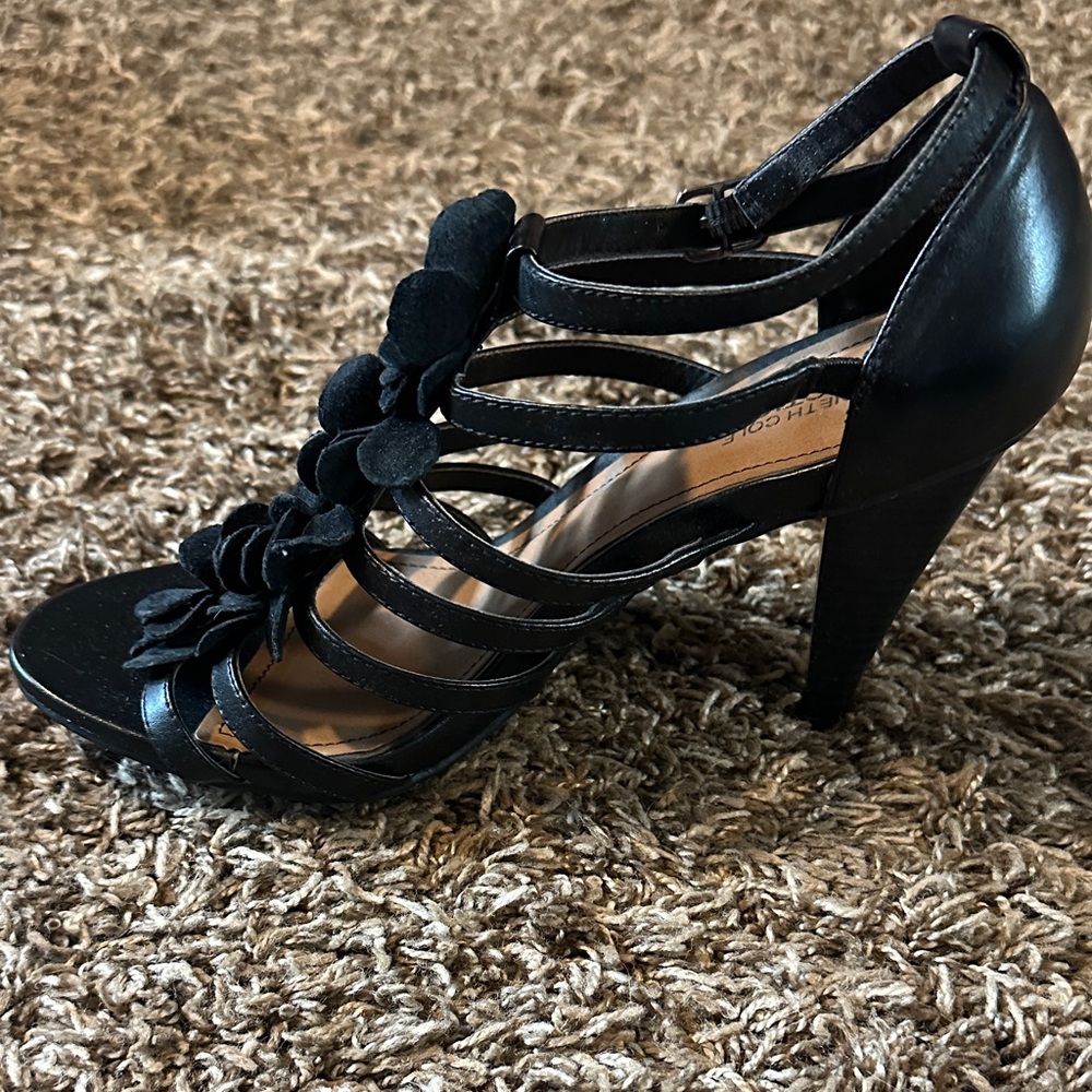Pelle Moda Black Strappy Floral Heels - Picture 2 of 4